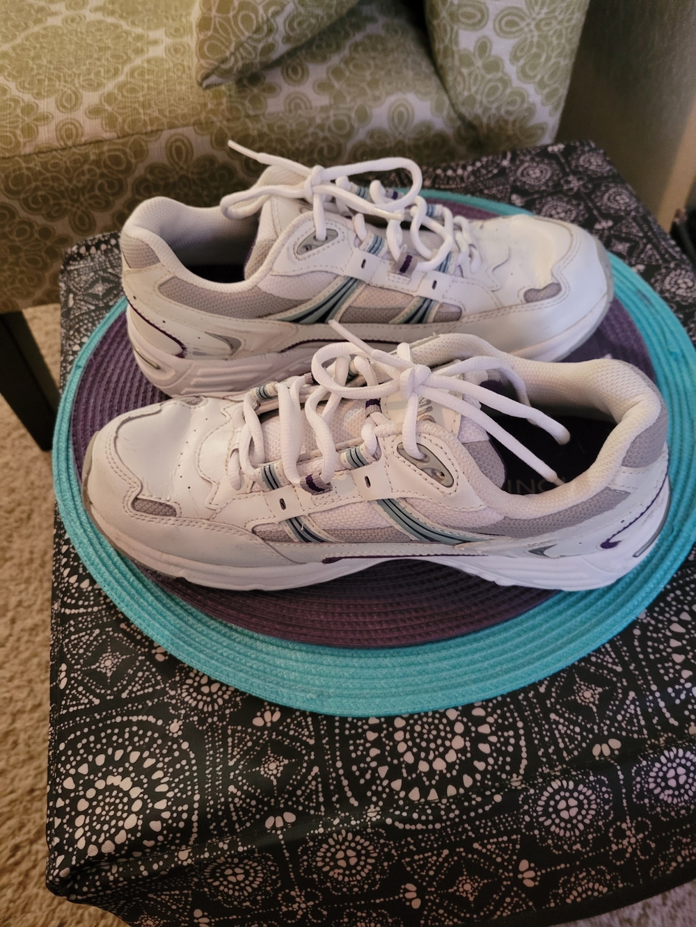 Vionic Womens White Athletic Sneakers with Light Gray and Teal Accents Size 8